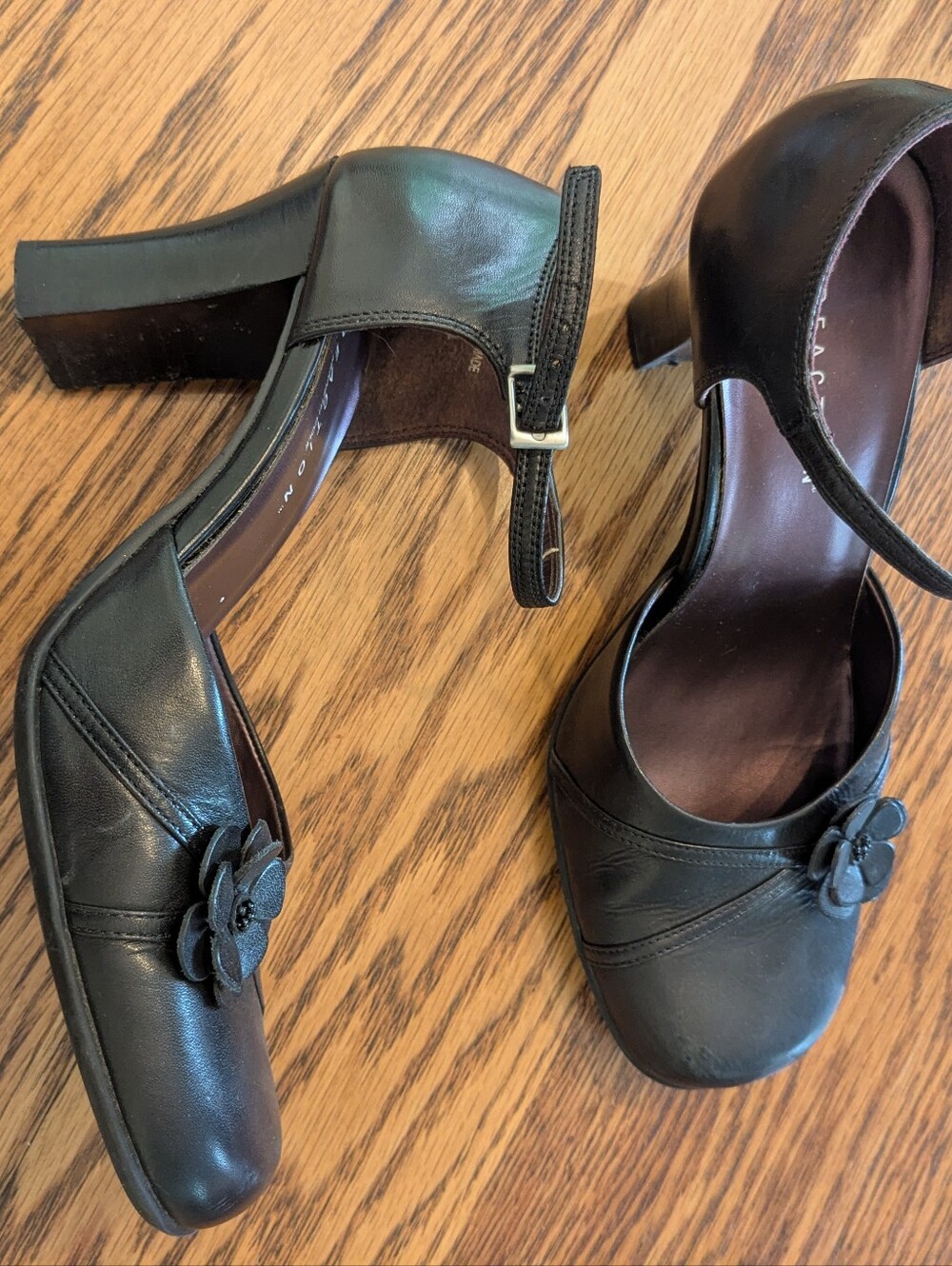 Black Kenneth Cole Reaction Women's Mary Jane Pumps with Floral Accent size 7 - Picture 2 of 7